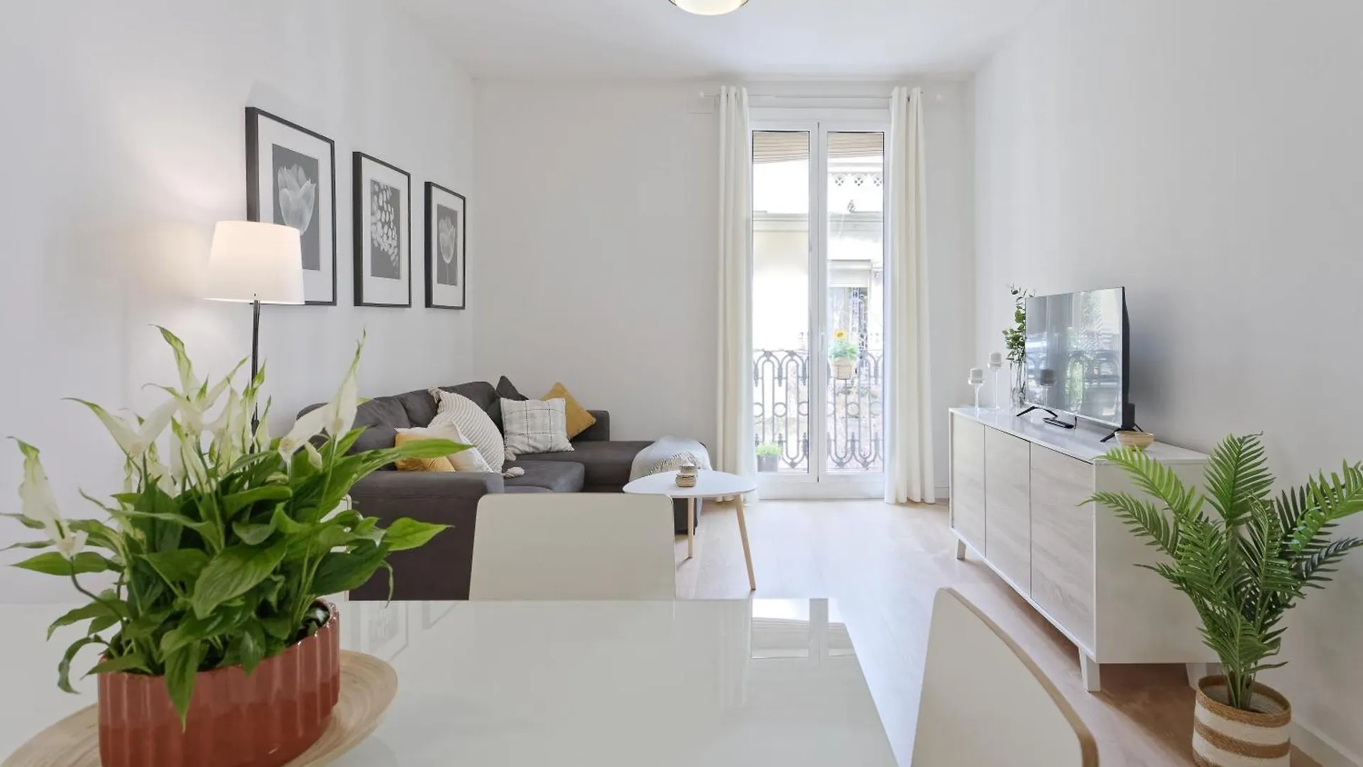Central & Bright Apartment!! Barcelona